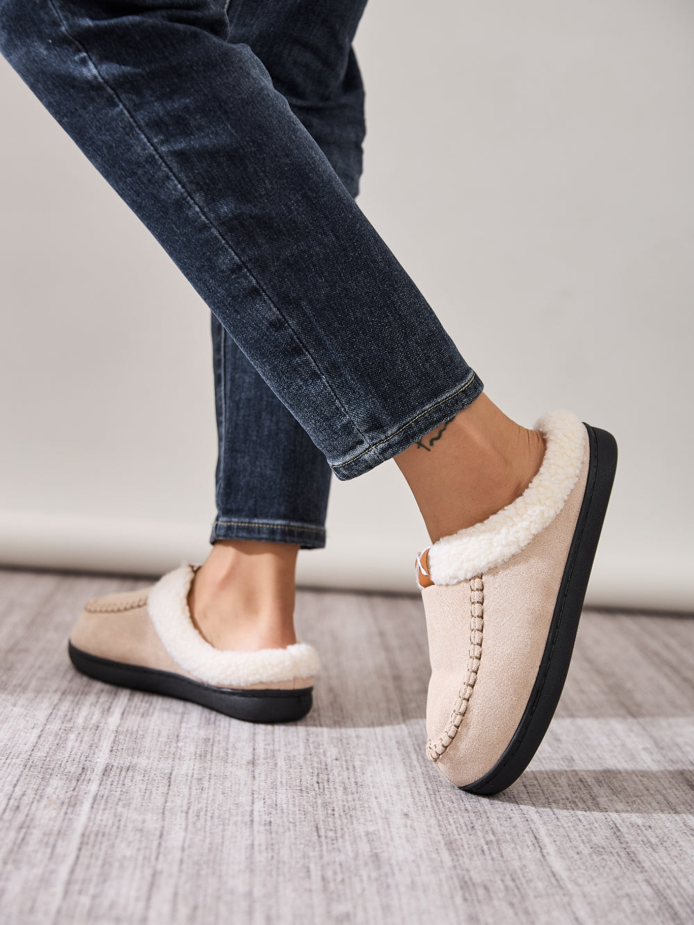 Contrast Round Toe Flat Slippers